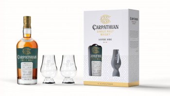 Pachet Carpathian Single Malt Feteasca Neagra 700 ml - 46% + 2 pahare 